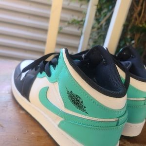 Air Jordan, 7 size, green, white, and black